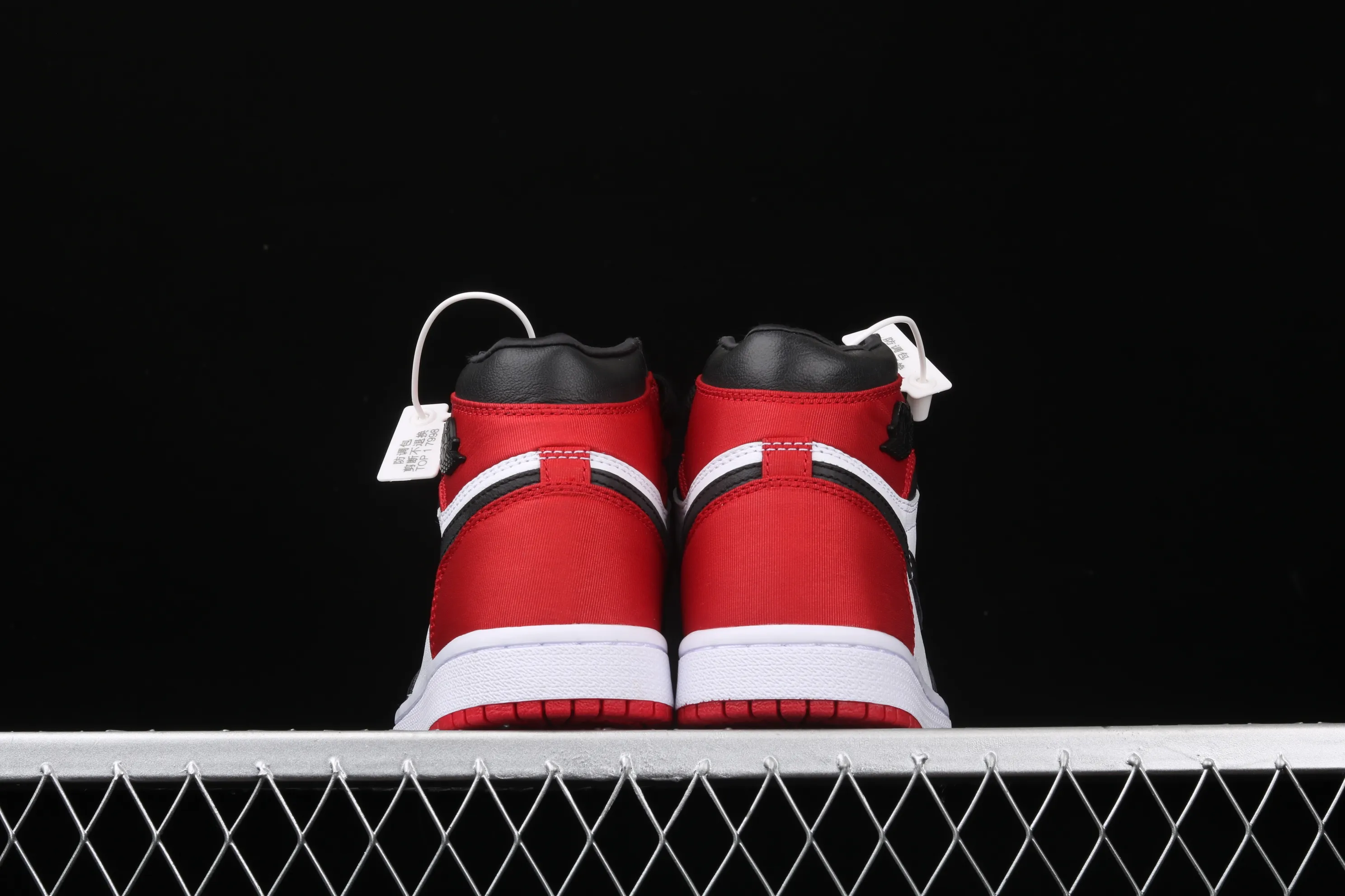 All categories Air Jordan Jordan series basketball shoes Air Jordan 1 High Air Jordan AJ1 Satin WMNS "Black Toe" AJ1 classic replica Joe 1 silk black toe CD0461-016